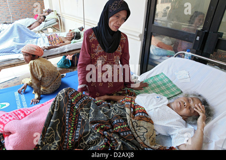 Pariaman, Indonesia, il terremoto feriti sono trattati nell'Ospedale Generale di Pariaman Foto Stock