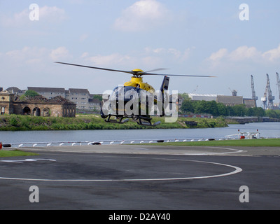 L'elicottero della polizia G-SPHU, un modello Eurocopter, è di stanza presso l'aeroporto di eliporto (EGEG) a Glasgow, in Inghilterra. L'elicottero viene utilizzato per le forze dell'ordine e per la risposta alle emergenze, aiutando nelle operazioni di sorveglianza, ricerca e salvataggio. Il suo design versatile consente di eseguire varie funzioni di servizio pubblico in ambienti urbani e rurali. Foto Stock