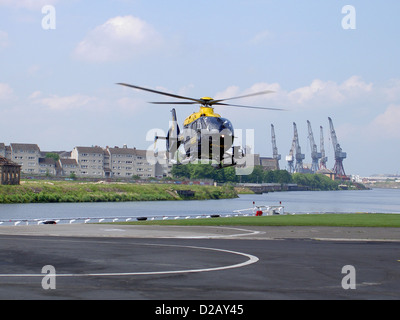 Elicottero della polizia G-SPHU (Eurocopter) all eliporto Aeroporto (EGEG) a Glasgow, Inghilterra Foto Stock