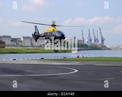 Elicottero della polizia G-SPHU (Eurocopter) all eliporto Aeroporto (EGEG) a Glasgow, Inghilterra Foto Stock
