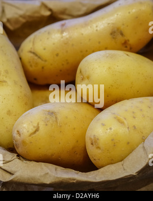 Patate di primizia in un sacchetto di carta Foto Stock