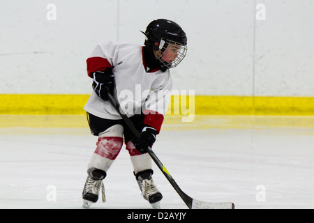 Bambini che giocano hockey su ghiaccio Foto Stock