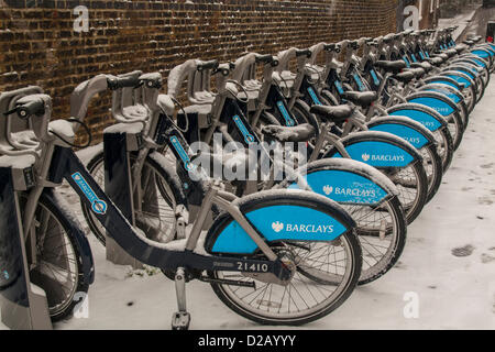 Londra, Regno Unito. Xviii Gennaio 2013. Boris Bikes con la sensazione che il chill a Islington, Londra centrale, come la neve cade attraverso il Sud Est Foto Stock