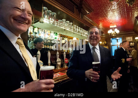 Il Segretario alla difesa degli Stati Uniti Leon Panetta condivide una pinta di birra con il dott. John Baxter alla nave e Shovell Pub 18 Gennaio 2013 a Londra, Inghilterra, Regno Unito. Panetta è su sei giorni di viaggio in Europa per incontrare i leader e le truppe degli Stati Uniti. Foto Stock