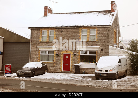 Chiuso il negozio locale, dopo perdendo il commercio a catena di supermercati, ora una casa, nel gennaio 2013 nel villaggio di Cheddar in Somerset, Foto Stock