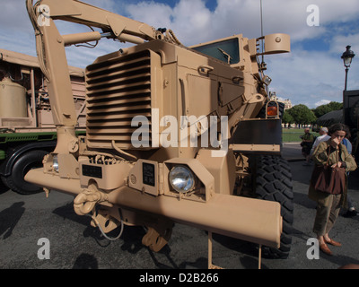 Buffalo MRAP ( miniera agguato resistente veicolo protetto ) parata militare Champs Elysees Foto Stock