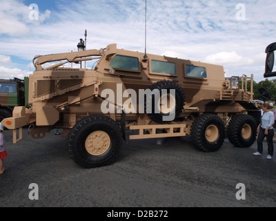 Buffalo MRAP ( miniera agguato resistente veicolo protetto ) parata militare Champs Elysees Foto Stock