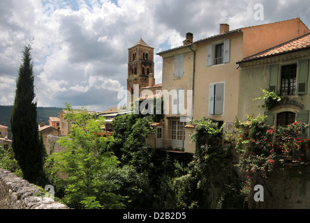 Il villaggio di Moustiers-Sainte-Marie in Haute-Provence, Francia Foto Stock