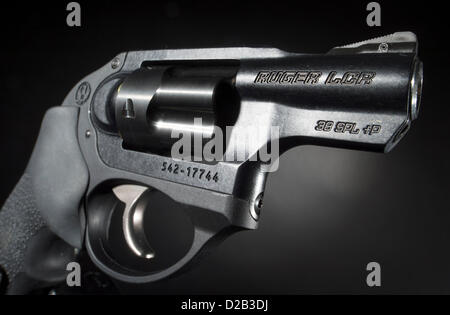 Gen 18, 2013 - Roseburg, Oregon, Stati Uniti - Un nuovo Ruger .38 special revolver è visualizzato in Roseburg. Non è più popolare come pistole semiautomatiche, revolver continuano a essere usati come armi di backup da American applicazione della legge e per la protezione personale. A causa della pistola di affidabilità e semplicità rivoltelle sono inoltre popolari come armi nascoste. Molti negozi di pistola negli Stati Uniti sono in esecuzione a bassa su armi da fuoco e munizioni. La pistola gli acquirenti sono state calza fino a causa di timori che la pistola più severe delle leggi di controllo passerà presto in vigore. (Credito Immagine: © Robin Loznak/ZUMAPRESS.com) Foto Stock