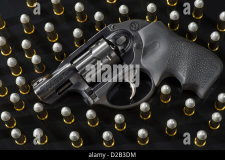 Gen 18, 2013 - Roseburg, Oregon, Stati Uniti - Un nuovo Ruger .38 special revolver è visualizzato in Roseburg. Non è più popolare come pistole semiautomatiche, revolver continuano a essere usati come armi di backup da American applicazione della legge e per la protezione personale. A causa della pistola di affidabilità e semplicità rivoltelle sono inoltre popolari come armi nascoste. Molti negozi di pistola negli Stati Uniti sono in esecuzione a bassa su armi da fuoco e munizioni. La pistola gli acquirenti sono state calza fino a causa di timori che la pistola più severe delle leggi di controllo passerà presto in vigore. (Credito Immagine: © Robin Loznak/ZUMAPRESS.com) Foto Stock