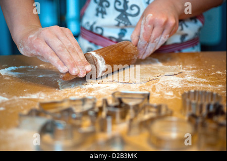 Berlino, Germania, una ragazza di stendere la pasta per i cookie Foto Stock