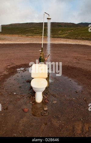 Servizi igienici esterni e primavera calda doccia dalla geotermia al vulcano Krafla nei pressi del Lago Myvatn, Islanda Foto Stock