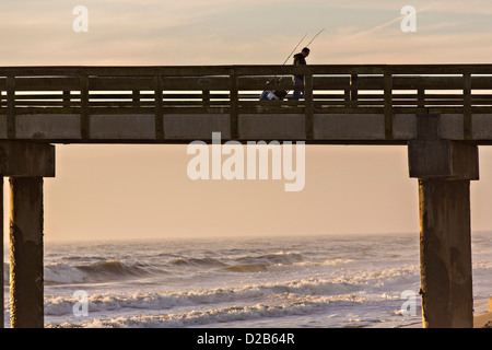 Tramonto su un molo di pesca su St Augustine Beach, Florida. Foto Stock