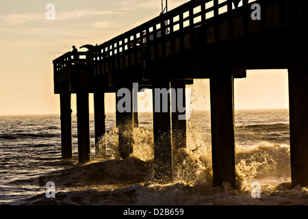 Tramonto su un molo di pesca su St Augustine Beach, Florida. Foto Stock