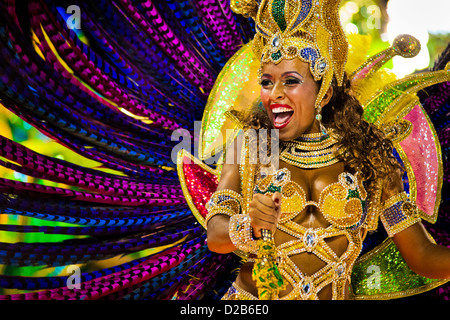 Un ballerino di imperatriz samba scuola esegue sulla cima di un galleggiante durante la sfilata di carnevale a Rio de Janeiro in Brasile. Foto Stock