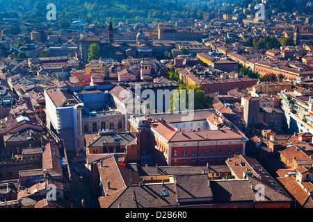 Antenna occhio di uccello vista dalla Torre degli Asinelli sul centro di Bologna, Italia Foto Stock