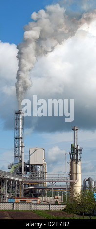 Inquinamento atmosferico da fumo di due camini di fabbrica. Foto Stock