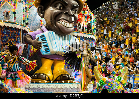 Ballerini di portela samba scuola eseguire su un galleggiante durante la sfilata di carnevale al sambadrome a Rio de Janeiro in Brasile. Foto Stock