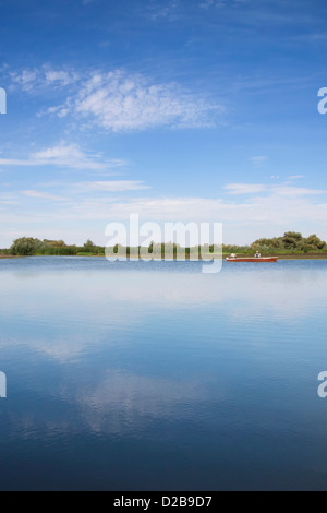 Una sola barca da pesca su un calmo e sereno Lago Tisza in Ungheria orientale Foto Stock