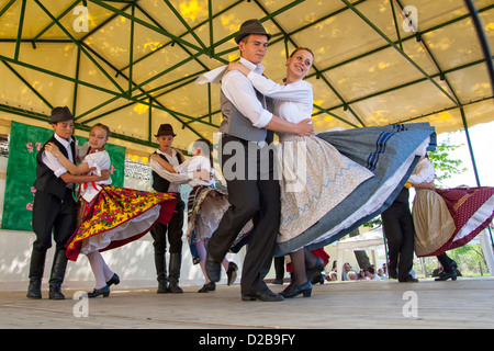 I giovani di eseguire la tradizionale danza popolare ungherese in abito tradizionale Foto Stock