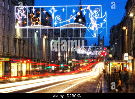 Festa di Natale Luci in Aberdeen city centre di Union Street, Scozia con semaforo sfoca Foto Stock