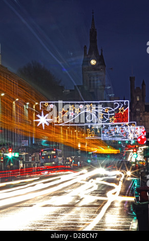 Festa di Natale Luci in Aberdeen city centre di Union Street, Scozia con semaforo sfoca Foto Stock