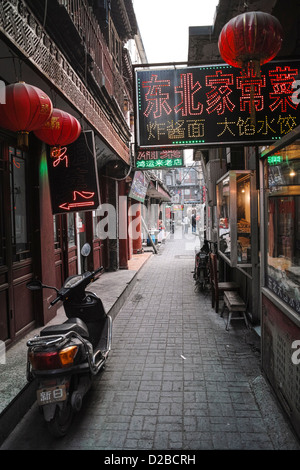 Un vecchio Hutong di Pechino nei pressi di Qianmen, molti piccoli ristoranti Foto Stock