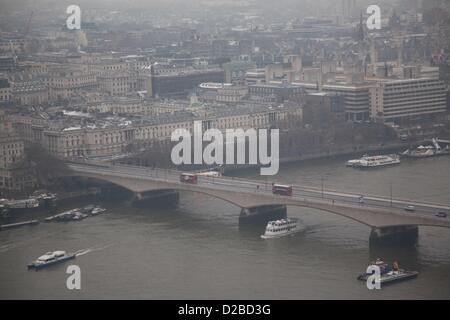 Londra, Regno Unito. 19 gennaio 2013. I principali luoghi di Londra coperto di neve visto da EDF London Eye. Foto Stock