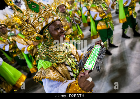 La sezione dei tamburi di imperio da tijuca samba scuola compie durante il carnevale del gruppo di accesso alla sfilata in rio de janeiro, Brasile. Foto Stock