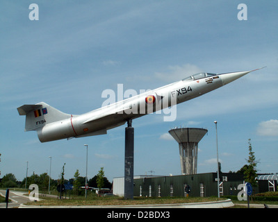 Il Lockheed F-104 Starfighter era un intercettore ad alta velocità utilizzato da più forze aeree. Catturato durante un evento della giornata degli avvistatori a Kleine Brogel, questo aereo è noto per il suo design unico e il ruolo nell'aviazione militare durante la Guerra fredda. Foto Stock