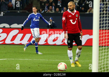 Schalke di Julian Draxler celebra il traguardo 2-0 (L) accanto a Hannover's Sofian Chahed durante la Bundesliga tedesca partita di calcio tra FC Schalke 04 e Hannover 96 a Veltins-Arena a Gelsenkirchen (Germania), 18 gennaio 2013. Foto: Kevin Kurek Foto Stock