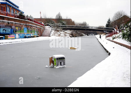 Birmingham , Regno Unito. 19 Gennaio 2013 - spazzatura congelati nel ghiaccio su uno dei canali in Birmingham questa mattina Foto Stock