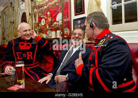 Il Segretario alla difesa degli Stati Uniti Leon Panetta ride con Yeoman secondini Dave Coleman (sinistra) e Rob Fuller al Yeoman Warder pasticcio Gennaio 18, 2013 a Londra, Inghilterra, Regno Unito. Panetta è su sei giorni di viaggio in Europa per incontrare i leader e le truppe degli Stati Uniti. Foto Stock