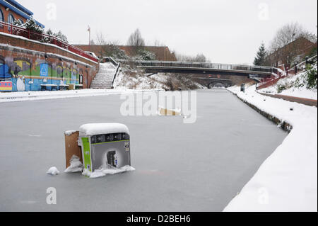 Birmingham , Regno Unito. 19 Gennaio 2013 - spazzatura congelati nel ghiaccio su uno dei canali in Birmingham questa mattina Foto Stock