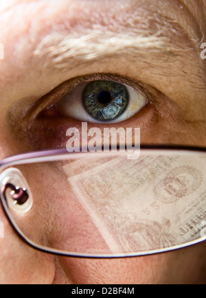 Occhio dell'imprenditore, riflessione naturale negli occhi e occhiali di protezione Foto Stock