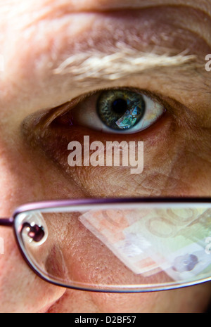 Occhio dell'imprenditore, riflessione naturale negli occhi e occhiali di protezione Foto Stock