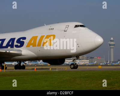 Il Boeing 747-400F, N418MC, gestito da Atlas Air, è un grande aereo cargo visto qui all'aeroporto di Schiphol. La nave da carico 747 è rinomata per la sua capacità di trasportare merci pesanti e di grandi dimensioni in tutto il mondo. Foto Stock