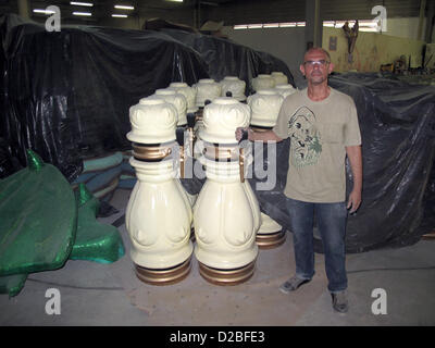 Sergio Eduardo pone per le foto presso il laboratorio della scuola di samba Unidos da Tijuca 'Barracão 12' in preparazione del 2013 Rio de Janeiro Il Carnevale di Rio de Janeiro, Brasile, 17 gennaio 2012. Il Carnevale di Rio si terrà al Sambodromo dal 08 al 12 febbraio. Foto: Helmut Reuter Foto Stock