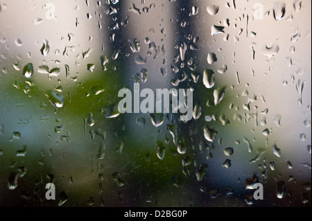 Gocce d'acqua su una finestra di vetro. Foto Stock