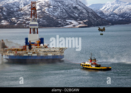 Il filamento di artico classe unità di foratura l'Kulluk riceve rifornimenti dopo aver trainato per un porto sicuro off Kodiak Island 7 gennaio 2013 nel Golfo di Alaska . Il Kulluk saranno sottoposti a una valutazione della sicurezza prima di riprendere il suo viaggio a Seattle per riparazioni e manutenzione. Foto Stock