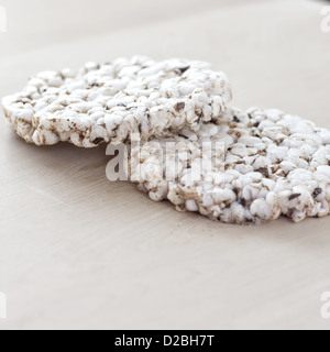 Organici di torte di riso su un tavolo di legno Foto Stock