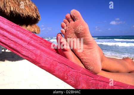 Messico, Cozumel. In primo piano dei piedi in amaca Foto Stock
