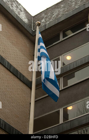 Londra, UK, 19 gennaio 2013 bandiera greca al di fuori dell' ambasciata di Grecia dove da rally anti fasciste contro l'estrema destra greco "Golden Dawn' party. Il rally presso la sede dell' ambasciata di Grecia nella zona londinese di Holland Park si svolge in collaborazione con gli altri in tutta Europa, con un raduno nazionale di Atene. Foto Stock