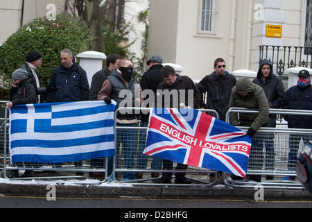 Londra, UK, 19 gennaio 2013 a destra sostenitori holding europea bandiera rovinato con le parole 'Inglese lealisti' e nazionale greco di bandiera al rally da anti fasciste contro l'estrema destra greco "Golden Dawn' party. Il rally presso la sede dell' ambasciata di Grecia nella zona londinese di Holland Park si svolge in collaborazione con gli altri in tutta Europa, con un raduno nazionale di Atene. Foto Stock