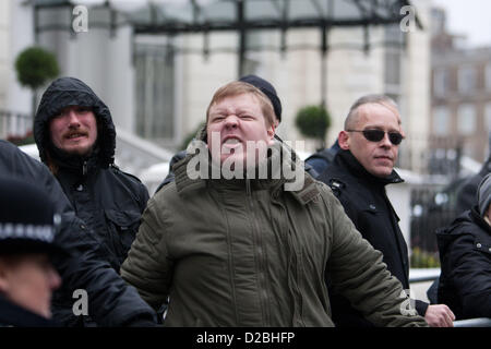 Londra, UK, 19 gennaio 2013 a destra dell' attivista grida a anti controparti fascista al rally da anti fasciste contro l'estrema destra greco "Golden Dawn' party. Il rally presso la sede dell' ambasciata di Grecia nella zona londinese di Holland Park si svolge in collaborazione con gli altri in tutta Europa, con un raduno nazionale di Atene. Foto Stock