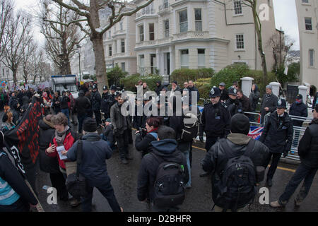 Londra, UK, 19 gennaio 2013 la polizia mantenere opposte fazioni oltre al rally da anti fasciste contro l'estrema destra greco "Golden Dawn' party. Il rally presso la sede dell' ambasciata di Grecia nella zona londinese di Holland Park si svolge in collaborazione con gli altri in tutta Europa, con un raduno nazionale di Atene. Foto Stock