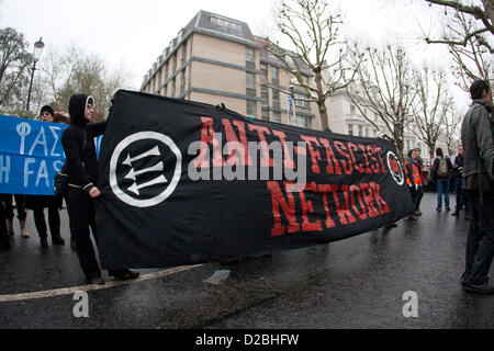 Londra, UK, 19 gennaio 2013 Anti fascisti tenere lettura banner 'Anti-Fascist Rete' al rally da anti fasciste contro l'estrema destra greco "Golden Dawn' party. Il rally presso la sede dell' ambasciata di Grecia nella zona londinese di Holland Park si svolge in collaborazione con gli altri in tutta Europa, con un raduno nazionale di Atene. Foto Stock