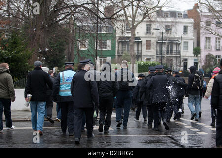 Londra, UK, 19 gennaio 2013 sostenitori fascista lasciare sono colpiti con snowballs generata da Anti fascisti che lasciano un rally da anti fasciste contro l'estrema destra greco "Golden Dawn' party. Il rally presso la sede dell' ambasciata di Grecia nella zona londinese di Holland Park si svolge in collaborazione con gli altri in tutta Europa, con un raduno nazionale di Atene. Foto Stock