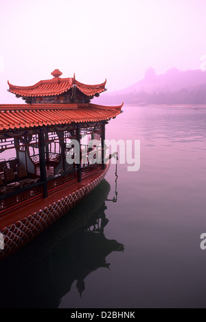 Cina, Pechino. Palazzo estivo sul lago Foto Stock