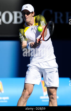 19 gennaio 2013. Melbourne, Australia. Andy Murray di Gran Bretagna colpisce un colpo di ritorno nella sua partita il giorno sei degli Australian Open di Melbourne Park. Foto Stock